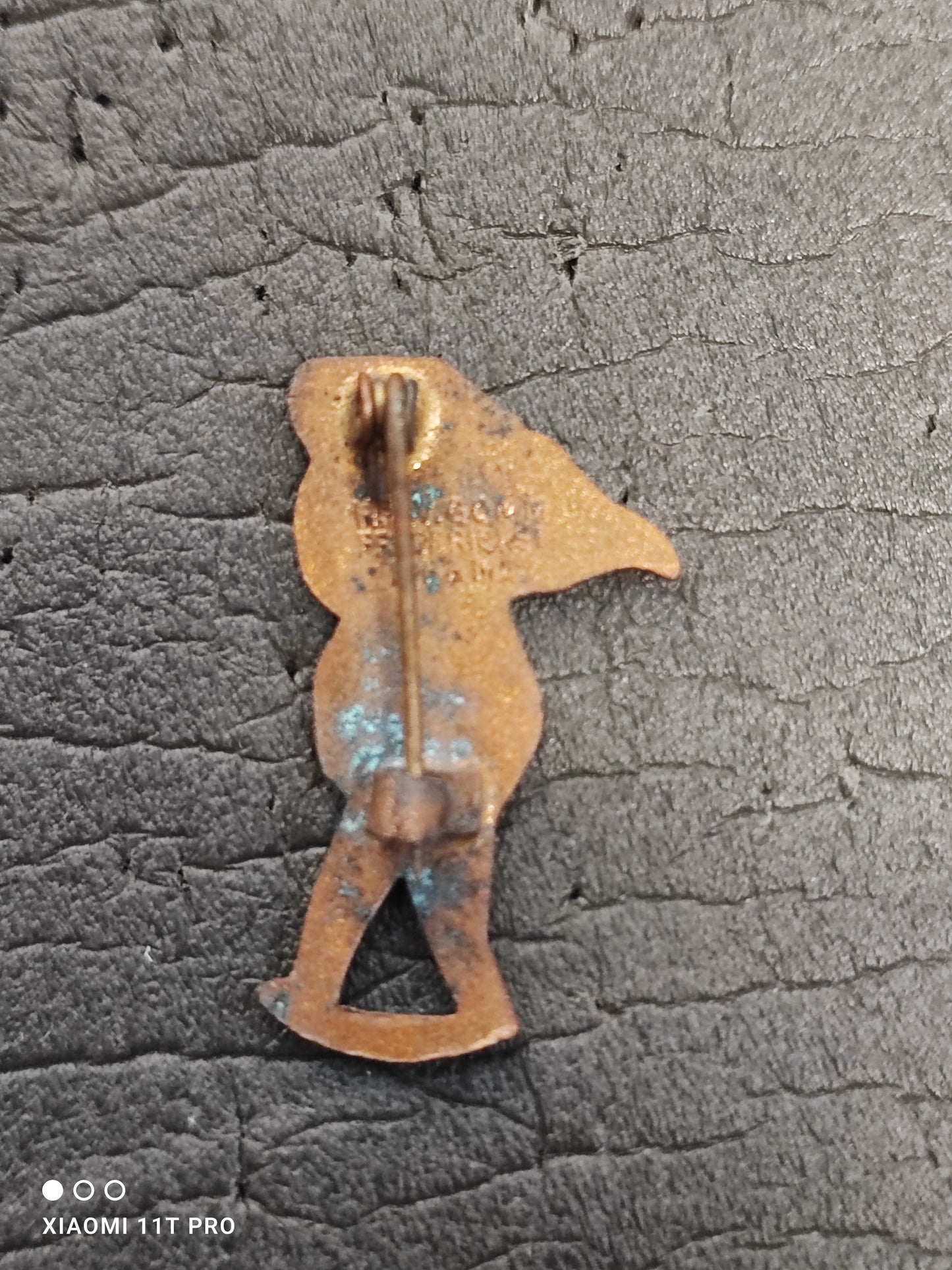 Rev Gomm Beret Scout Yellow Between Pole and Leg