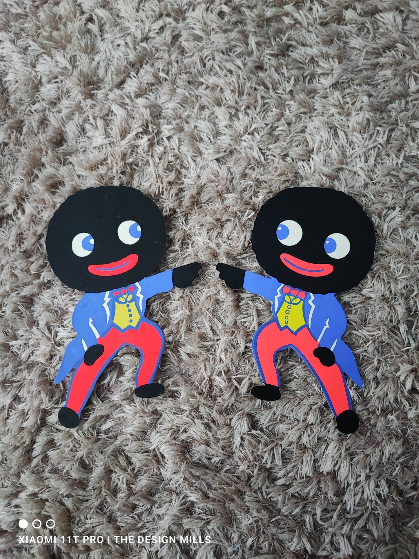 Pointing Golly Pair of Showcards 9.5” high