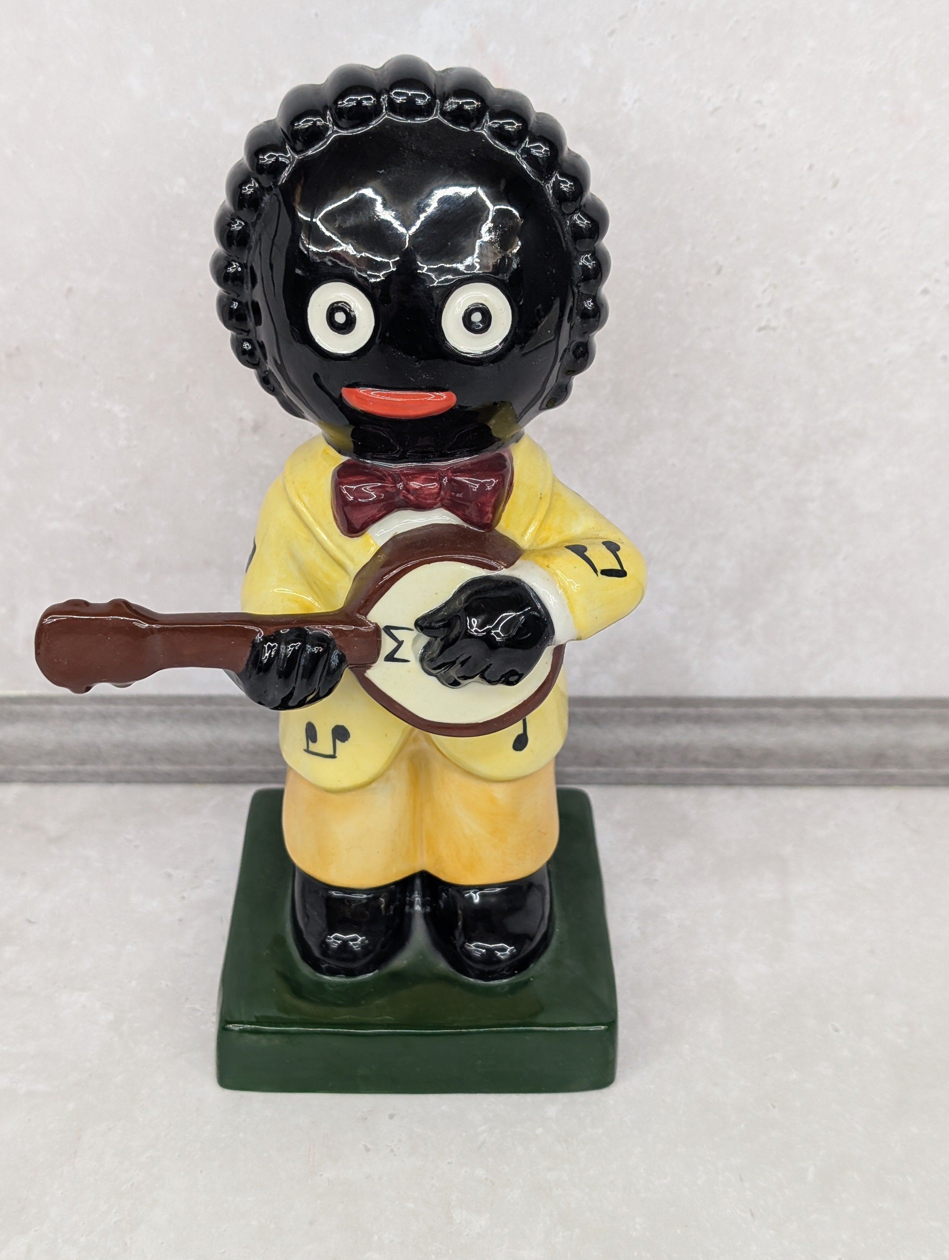 Large Banjo Player Colourway by Carltonware – GollyBadges.com