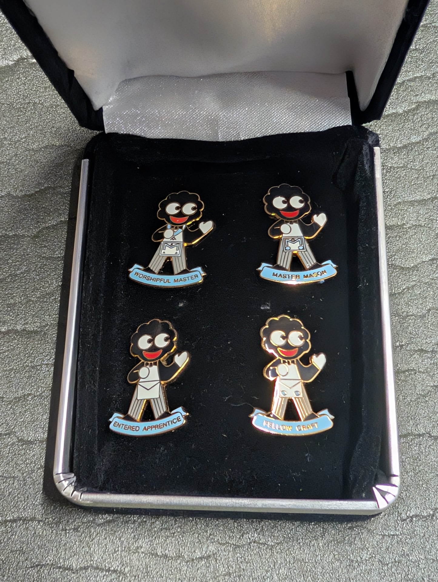 Set of 4 Mason Golly Badges Boxed