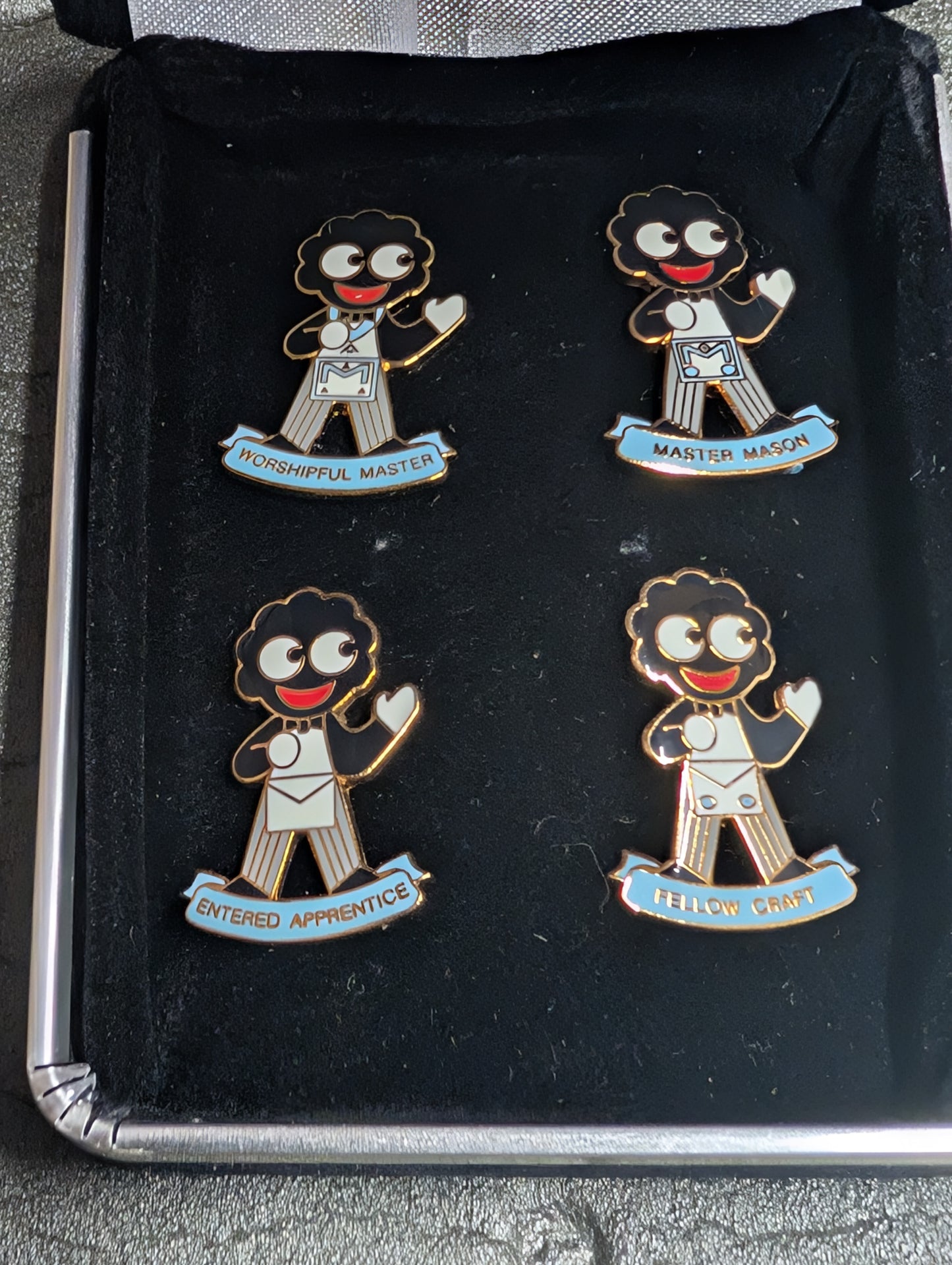 Set of 4 Mason Golly Badges Boxed