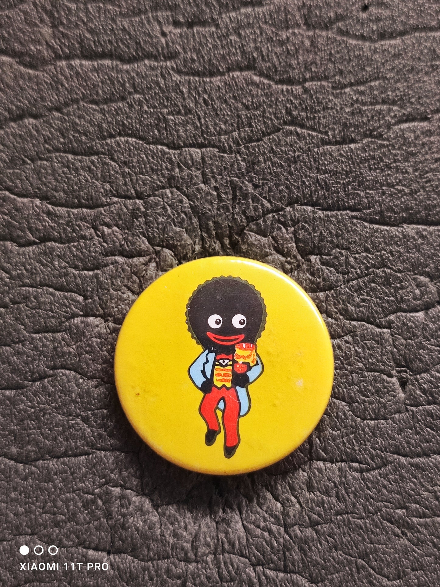 TB6 Yellow Tin Button Badge