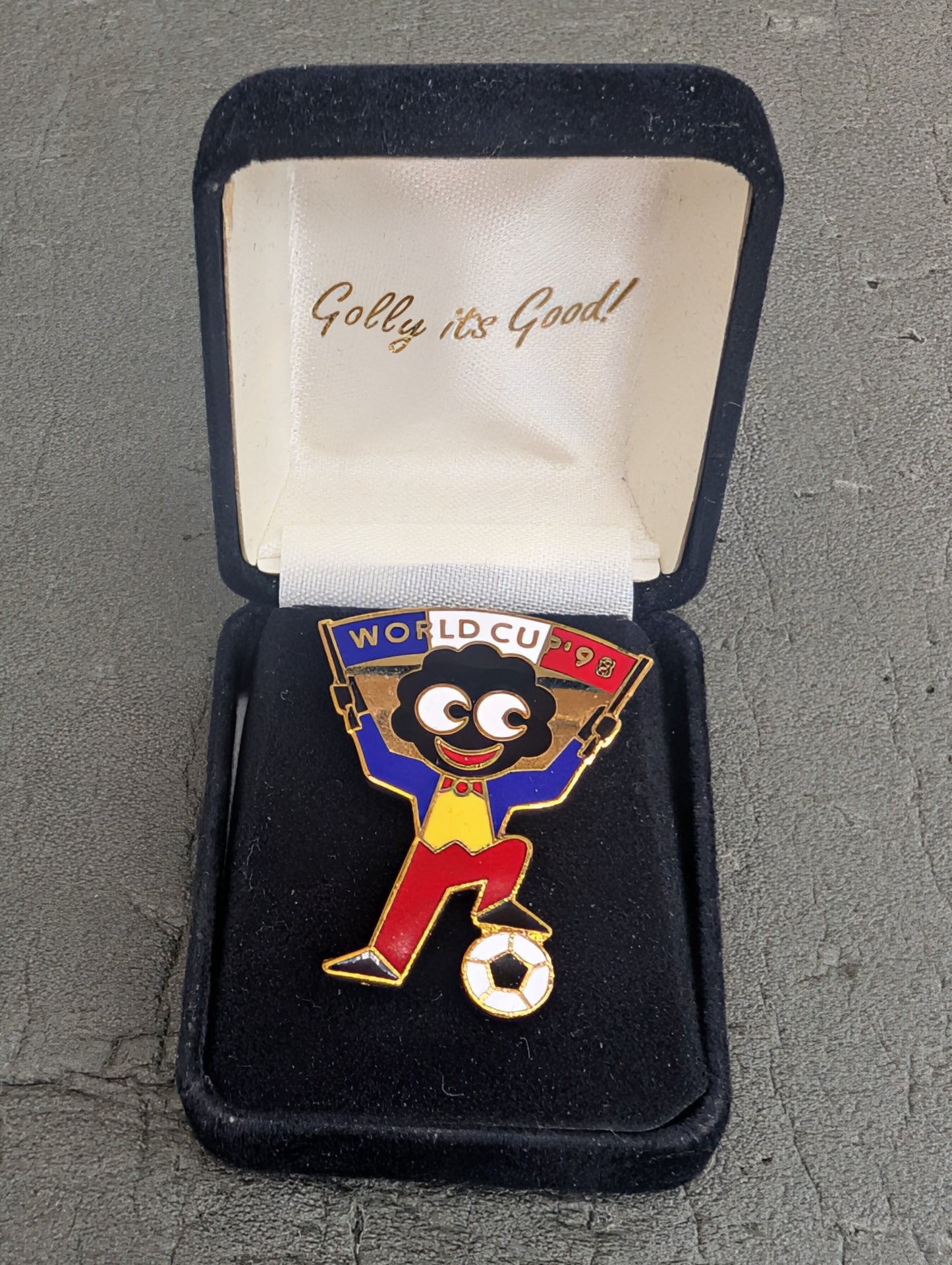 1998 Robertsons World Cup Badge Limted Edition of 5000 Black Velour Presentation Box