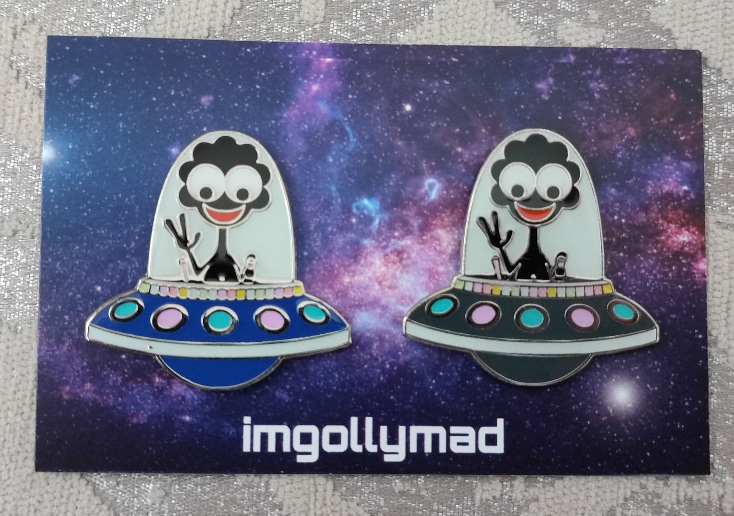 Alien Pair of Badges image - GollyBadges.com