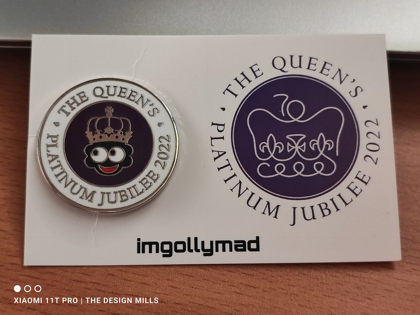 Queen's Platinum Jubilee Badge and Coin Set image - GollyBadges.com